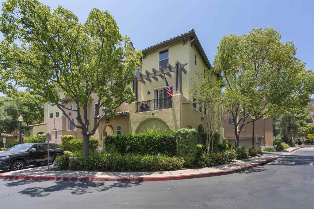 2517 Escala Circle