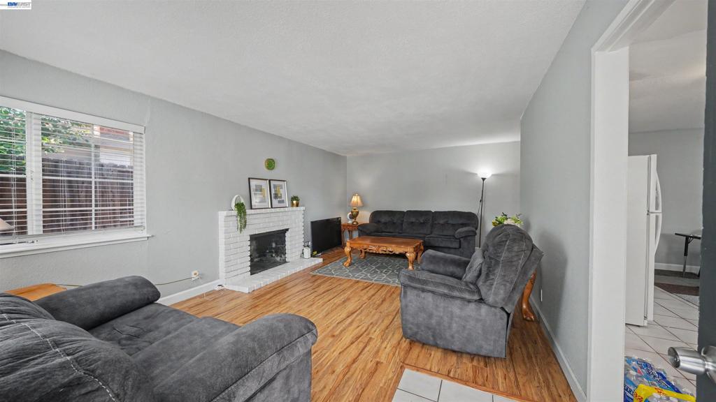 200 Riverside Pl