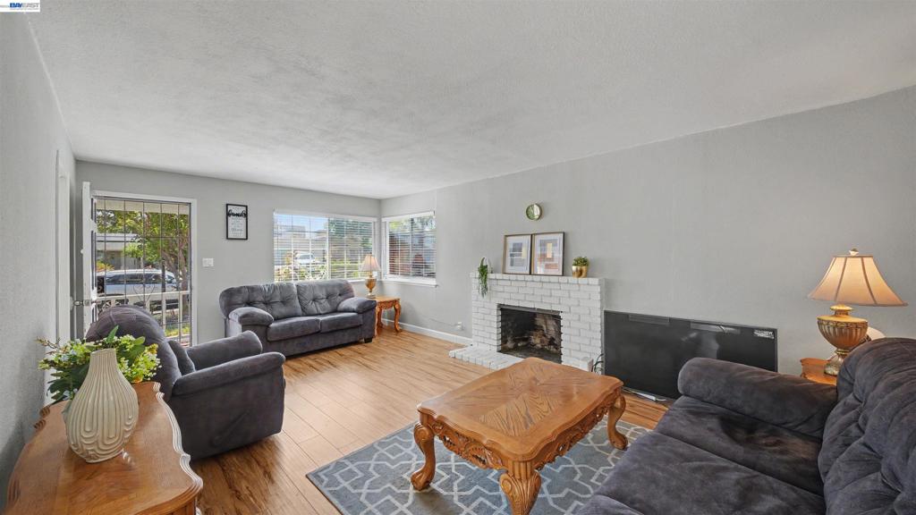 200 Riverside Pl