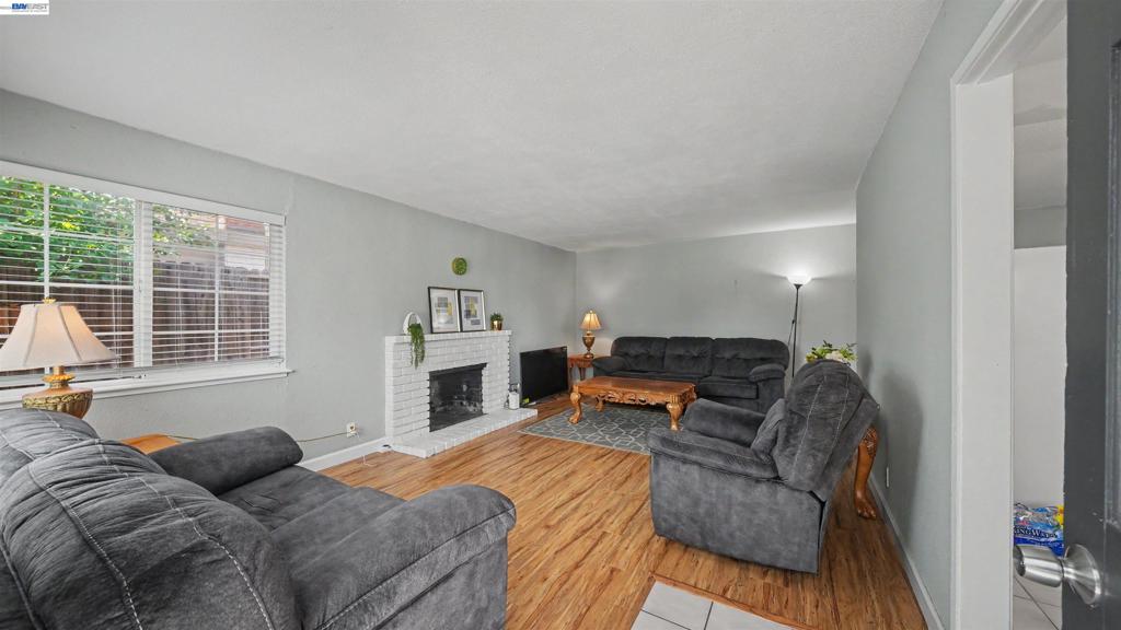 200 Riverside Pl