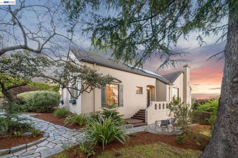 Photo of 6968 THORNHILL DRIVE DR, Oakland, CA 94611 (MLS # 41133815)