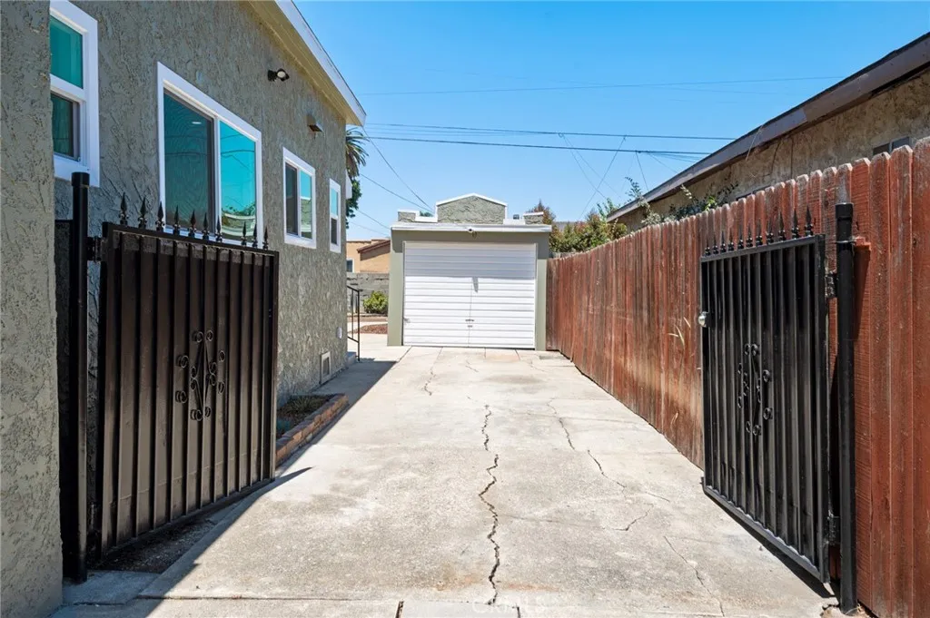 Los Angeles, California 90044, United States, 4 Bedrooms Bedrooms, ,2 BathroomsBathrooms,Residential,Active,173088