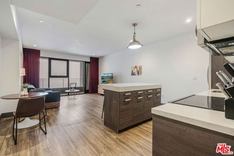 Photo of 932 S Hill Street #402, Los Angeles, CA 90015 (MLS # 25602557)