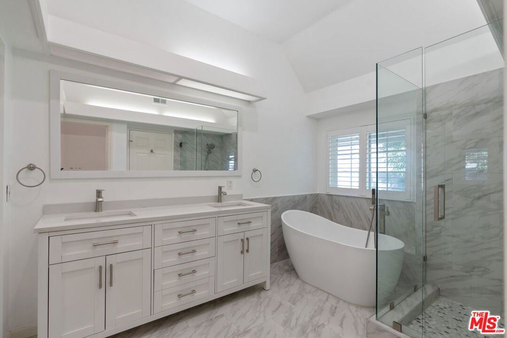 Photo of 20950 Oxnard Street #34, Woodland Hills, CA 91367 (MLS # 25501479)