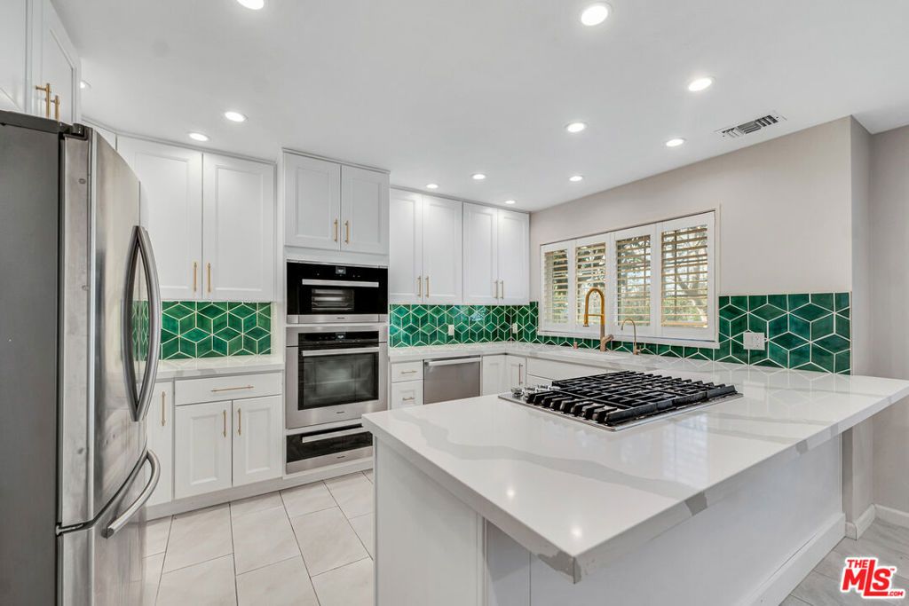 Photo of 20950 Oxnard Street #34, Woodland Hills, CA 91367 (MLS # 25501479)