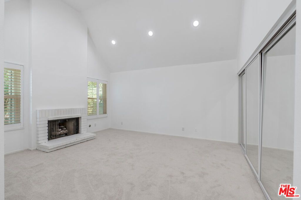 Photo of 20950 Oxnard Street #34, Woodland Hills, CA 91367 (MLS # 25501479)