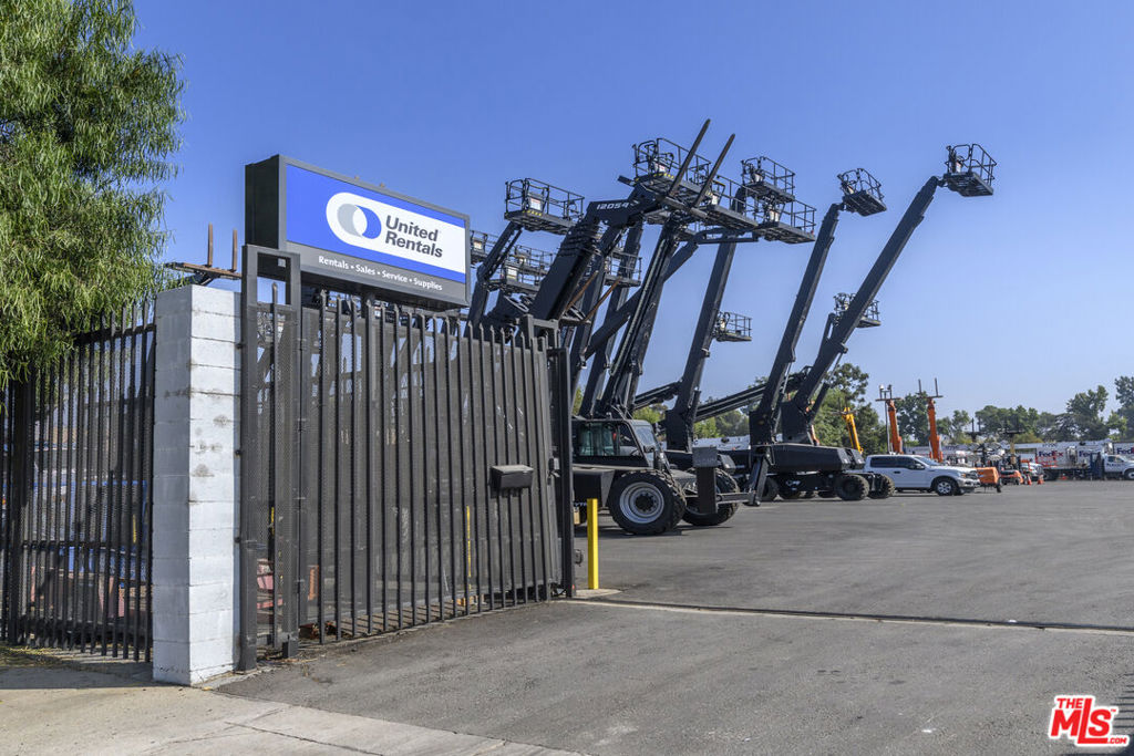 10232 Glenoaks Boulevard