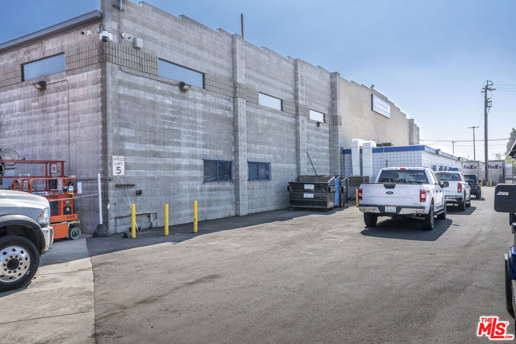 10232 Glenoaks Boulevard