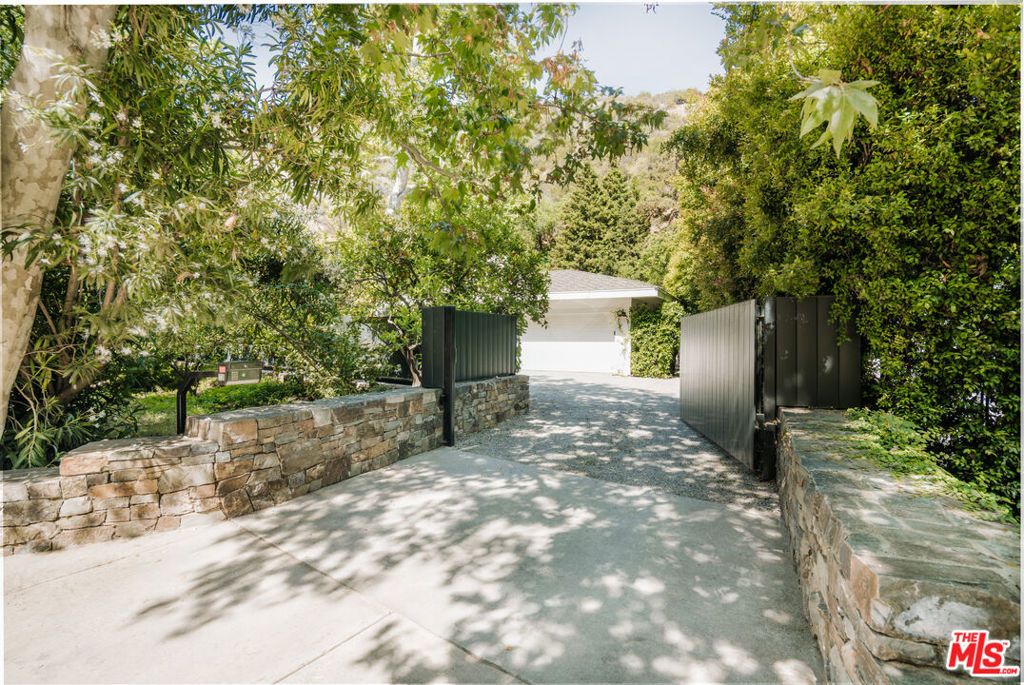 Photo of 2610 Mandeville Canyon Road, Los Angeles, CA 90049 (MLS # 26641867)