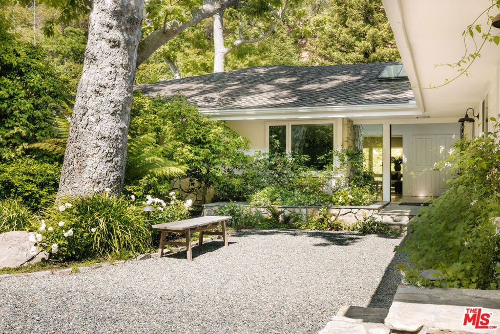 Photo of 2610 Mandeville Canyon Road, Los Angeles, CA 90049 (MLS # 26641867)