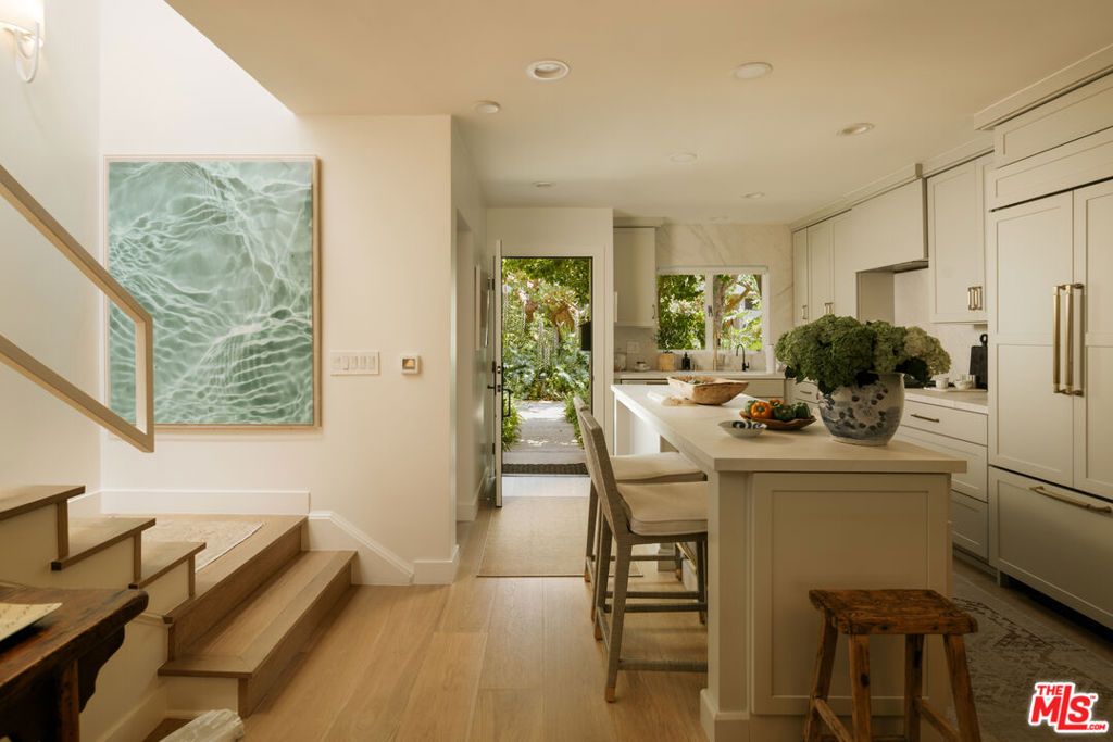 Photo of 263 S Barrington Avenue, Los Angeles, CA 90049 (MLS # 26832723)
