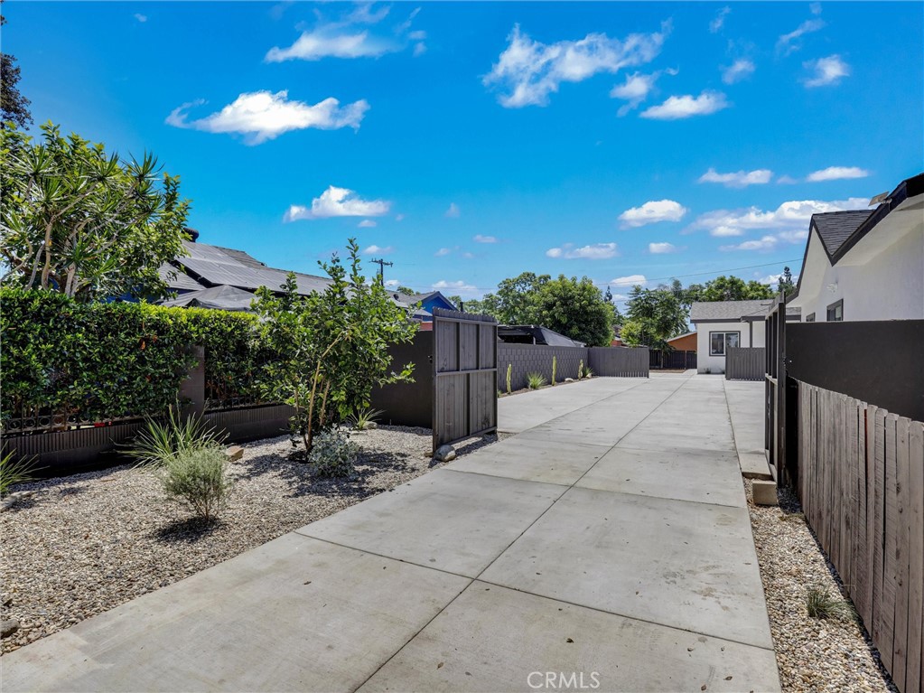 1050 W Chestnut Avenue
