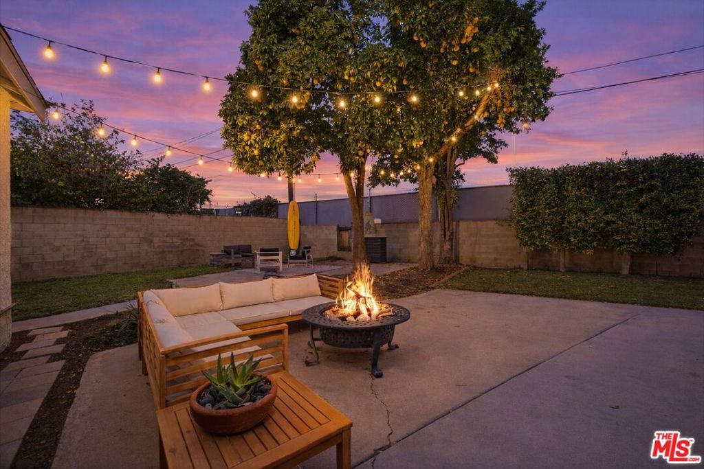 Photo of 7822 Peach Avenue, Van Nuys, CA 91406 (MLS # 26665855)