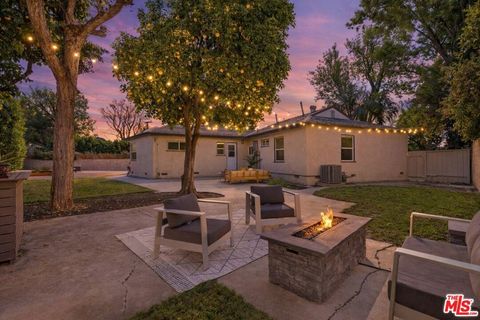 Photo of 7822 Peach Avenue, Van Nuys, CA 91406 (MLS # 26665855)