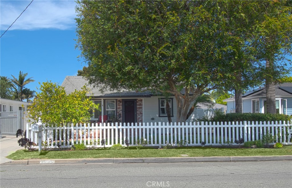 1925 Fullerton Avenue
