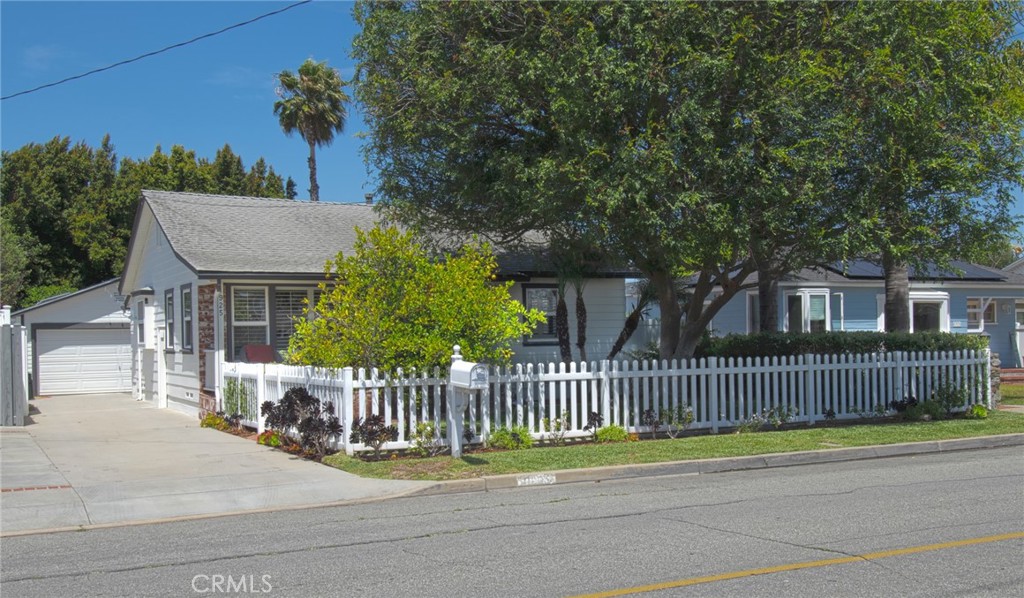 1925 Fullerton Avenue