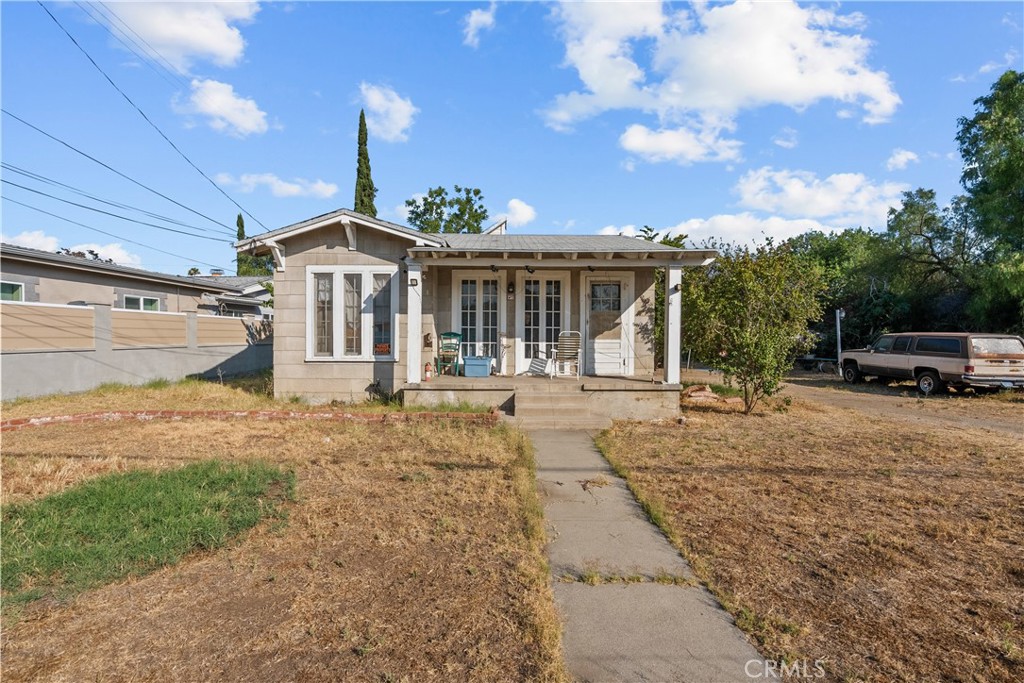 Endless potential awaits! This 3-bedroom, 2-bathroom home offers 1,307 square feet of living space and sits on an incredible 26,816 square foot flat lot —a rare find in the heart of Valley. Situated in a convenient, commuter-friendly pocket just minutes from major freeways, shopping centers, schools, parks, and public transportation. Close to North Hollywood, Burbank, and key LA employment hubs. Perfect for developers, investors, or buyers seeking a large parcel to create their dream property. With possible subdivision potential (buyer to verify with the city), the opportunities here are limitless. Build additional units, expand the existing home, add an ADU, or develop a custom estate. Opportunities like this don’t come around often. Unlock the value of this unique property today.
Property is in uninhabitable condition (Tear Down) sold for Land Value.