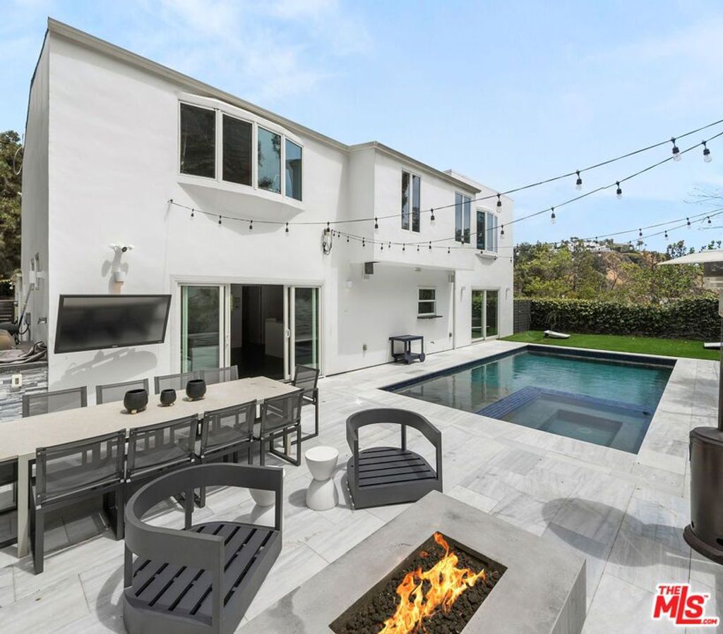 Photo of 1257 Bienveneda Avenue, Pacific Palisades, CA 90272 (MLS # 25581941)