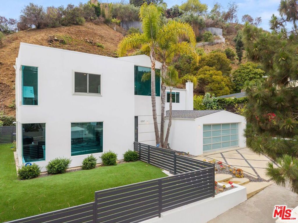 Photo of 1257 Bienveneda Avenue, Pacific Palisades, CA 90272 (MLS # 25581941)