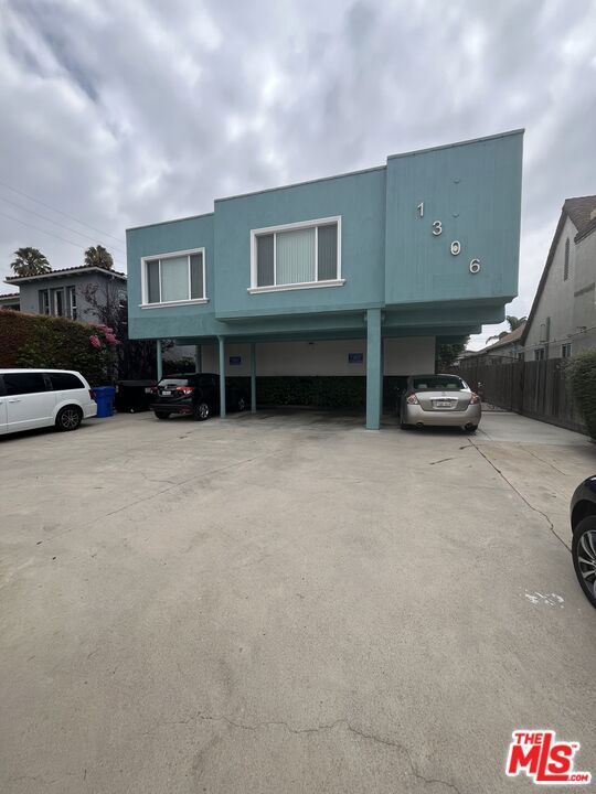 This beautiful 7 unit building is located in a very quiet area in the Fairfax neighborhood. The entrance has a security gate and key for individual entrance. This 2 bedroom one bath unit has been fully renovated with, beautiful kitchen, new ceiling fans, new heater, freshly painted and A/C. There is a patio area to enjoy reading or just taking in the fresh air.