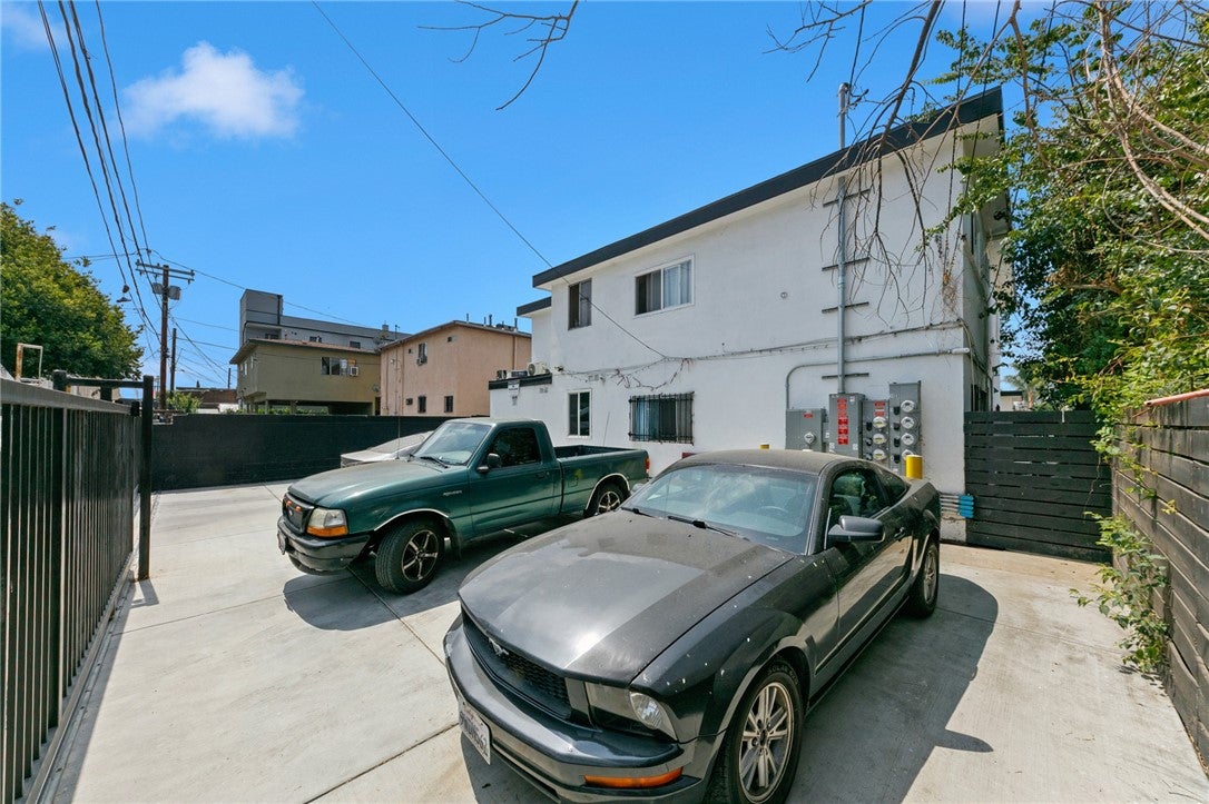 1023 E 28th