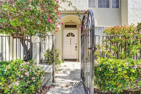 Photo of 22247 Shadow Valley Cir, Chatsworth, CA 91311 (MLS # SR26068129)