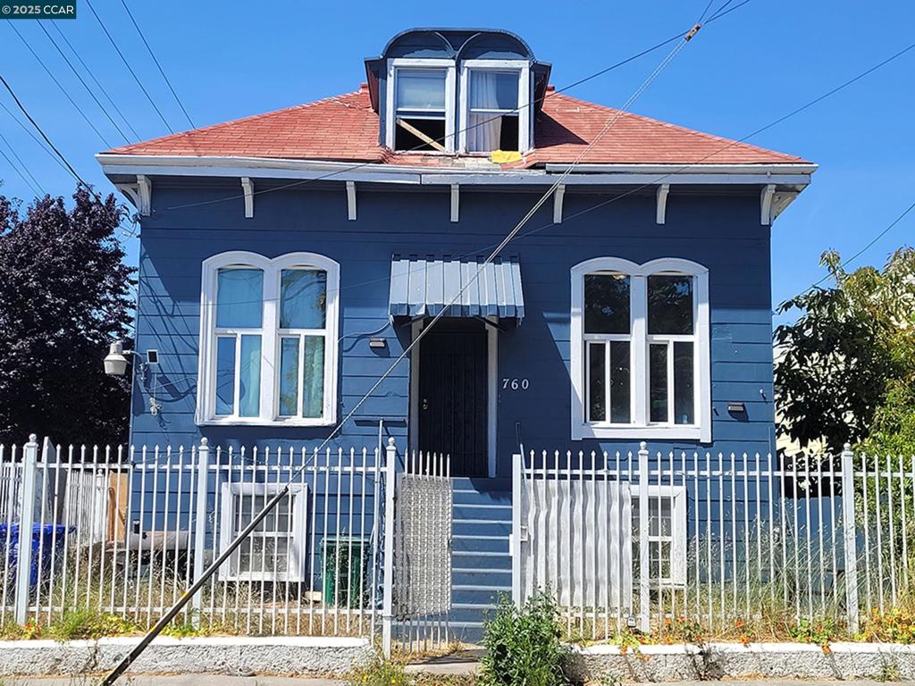 Income-Generating Duplex in Oakland – Ideal for Investors or Single-Family Living! Welcome to this duplex in the heart of Oakland, offering 3198 sqft of living space on a 4,200 sqft lot. This property presents a fantastic income-generating opportunity, perfect for investors looking to maximize rental income or for a single-family seeking additional space and flexibility. Each unit features functional layout, with a spacious kitchen, ample cabinetry. A mix of durable flooring ensures both style and comfort throughout the home. The property also includes a garage space for parking and storage, as well as in-home laundry for added convenience. Located in the Oakland Unified School District, this duplex is an excellent option for families with children. Whether you're an investor seeking steady rental income or a homebuyer looking for a flexible living space, this property is a prime opportunity. Don’t miss out—schedule a showing today, call listing agent. Sewer Lateral Compliant but not the sidewalk.