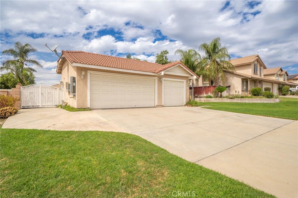 Photo of 3338 N Silver Berry Drive, Rialto, CA 92377 (MLS # CV25254762)