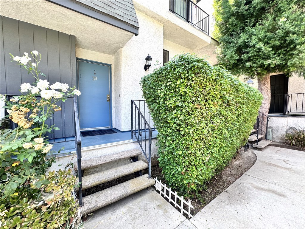 Welcome to your new home in the desirable Sepulveda Terrace community of North Hills! This lovely tri-level townhome offers the perfect blend of comfort and privacy. As an end-unit, you'll enjoy having only one shared wall, with no neighbors above or below you.
Step inside to discover high ceilings and beautiful wood flooring that lead to a poolside view. The main level features a formal dining room, a convenient powder room, and your own private patio. Upstairs, both bedrooms come with their own ensuite bathrooms for ultimate convenience. With an attached, direct-access garage and the peace of mind of EQ insurance, this home is a true gem at a fantastic price.