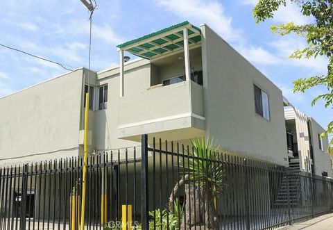 Photo of 2204 W 26th Place #5, Los Angeles, CA 90018 (MLS # SR25082812)