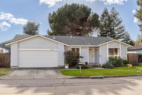 Photo of 28071 28071 Dobbel Ave Ave, Hayward, CA 94542 (MLS # 41124401)
