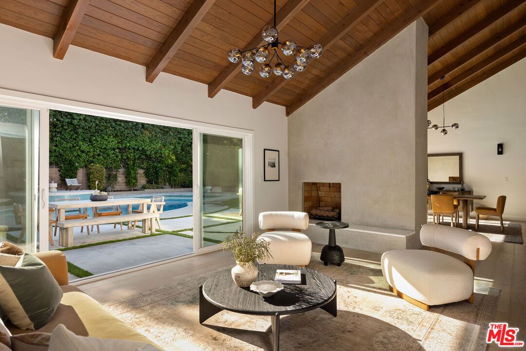 Photo of 5920 Kentland Avenue, Woodland Hills, CA 91367 (MLS # 25573885)