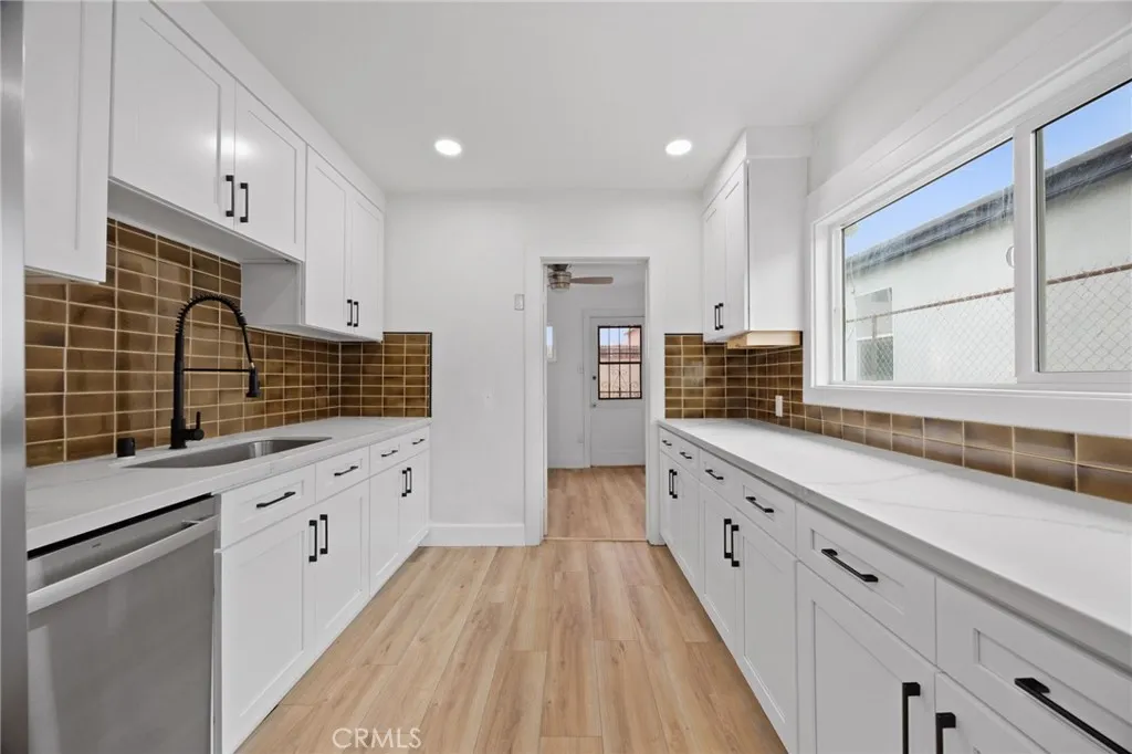 Los Angeles, California 90061, United States, 3 Bedrooms Bedrooms, ,1 BathroomBathrooms,Residential,Active,119537