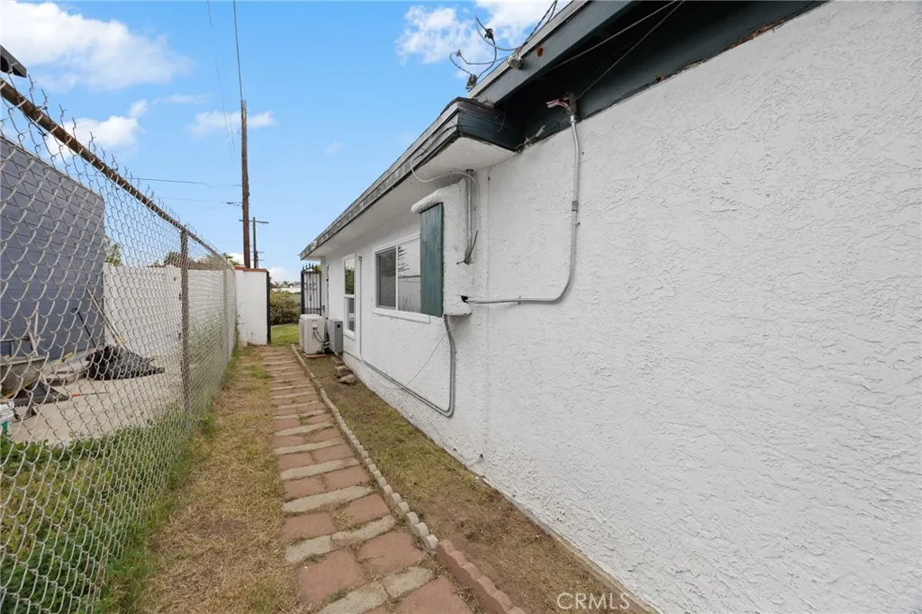 Los Angeles, California 90061, United States, 3 Bedrooms Bedrooms, ,1 BathroomBathrooms,Residential,Active,119537