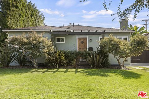 Photo of 1772 S Orange Grove Avenue, Los Angeles, CA 90019 (MLS # 25612141) Photo of 1772 S Orange Grove Avenue, Los Angeles, CA 90019 (MLS # 25612141)