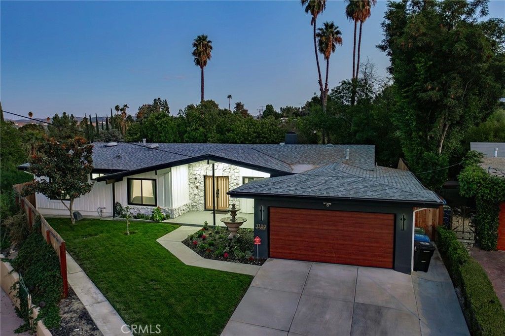 Photo of 5700 El Canon Avenue, Woodland Hills, CA 91367 (MLS # SR25235735)