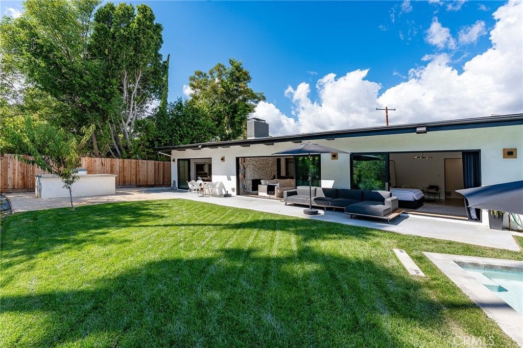 Photo of 5700 El Canon Avenue, Woodland Hills, CA 91367 (MLS # SR25235735)