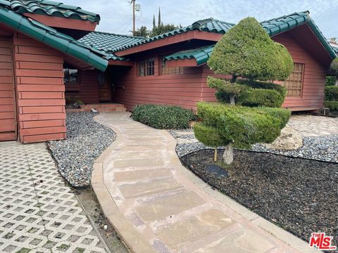 Photo of 19923 Labrador Street, Chatsworth, CA 91311 (MLS # 26645641)