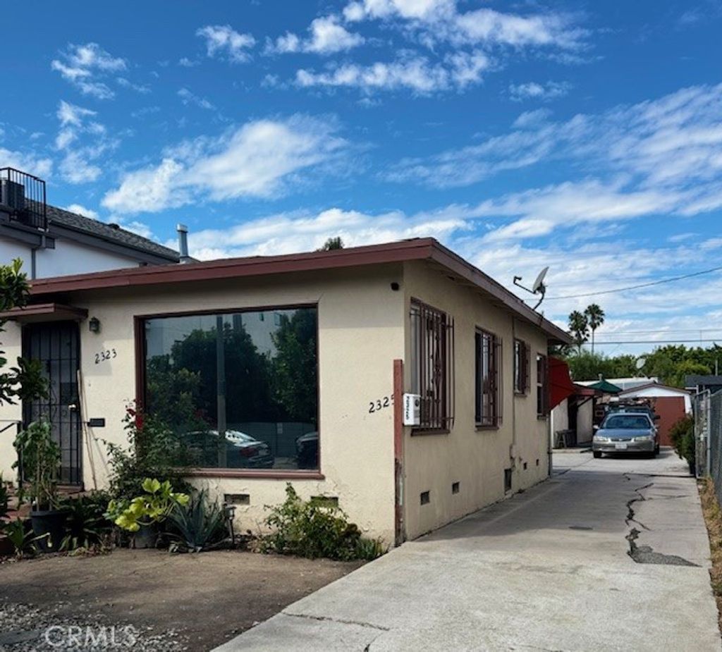 Photo of 2323 Carmona Ave Ave, Los Angeles, CA 90016 (MLS # SR25224962)