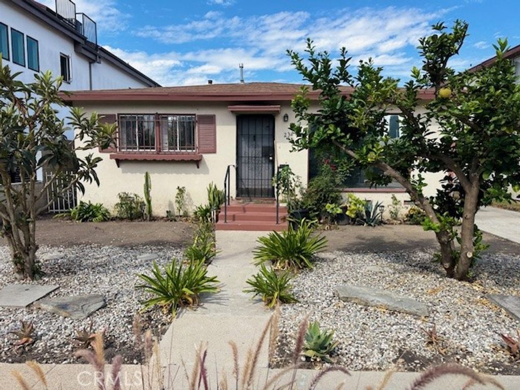 Photo of 2323 Carmona Ave Ave, Los Angeles, CA 90016 (MLS # SR25224962)