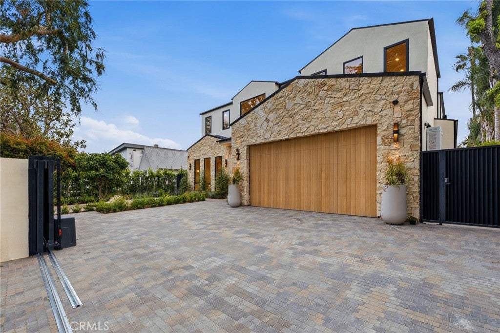 Photo of 4447 Matilija AVE, Sherman Oaks, CA 91423 (MLS # SR26185565)