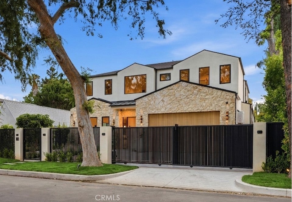 Photo of 4447 Matilija AVE, Sherman Oaks, CA 91423 (MLS # SR26185565)