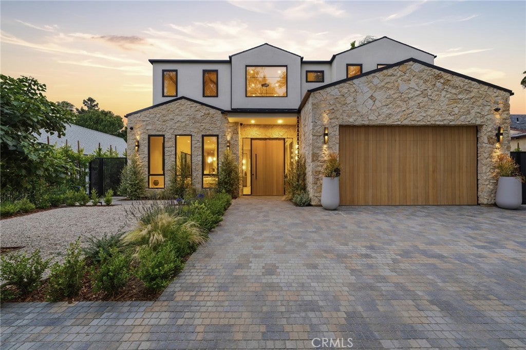 Photo of 4447 Matilija AVE, Sherman Oaks, CA 91423 (MLS # SR26185565)
