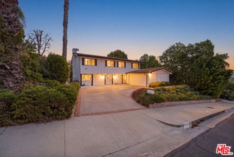 Photo of 24585 Calvert Street, Woodland Hills, CA 91367 (MLS # 26105142)