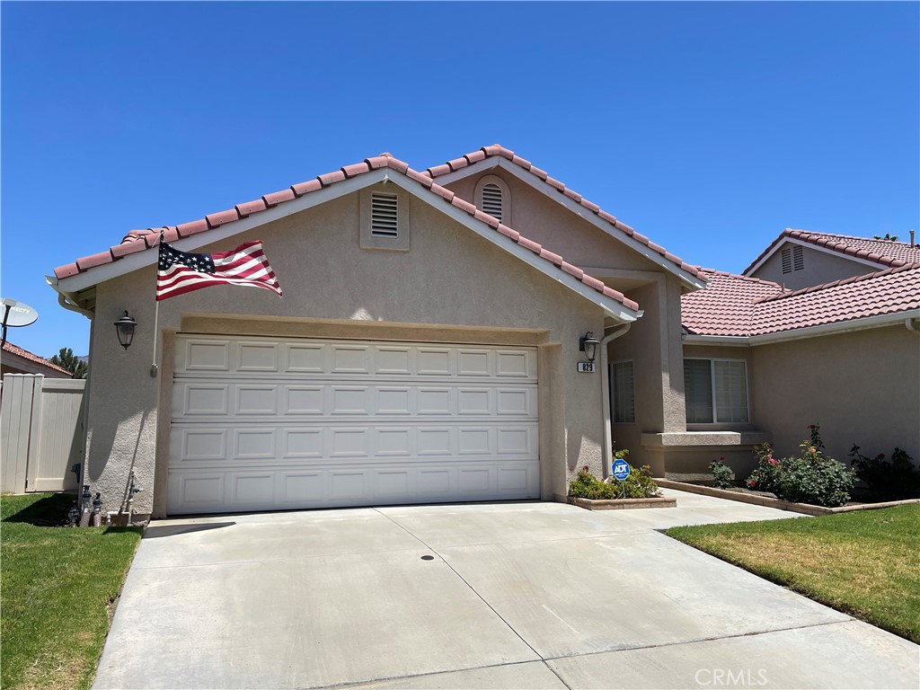 CHARMING 2 BEDROOM + DEN HOME IN THE SOUGHT-AFTER 55+ COMMUNITY THE ESTATES!
Welcome to easy living in this beautifully maintained 2 bedroom 2 bath home with a versatile den perfect for an office space or hobby room. Located in a secure community, this home offers comfort and convenience and a true sense of community. Step inside to the open floor plan filled with natural light, high ceilings, a cozy fireplace perfect for a cool evening. The kitchen offers ample cabinetry, counter space, a walk-in pantry. The primary suite features a private bath, dual sinks, his and hers walk-in closets. Additional highlights include an indoor laundry, 2 car attached garage, a private outdoor space with a covered patio. Enjoy all the amenities this vibrant community has to offer, from social events, community club house pool , spa and outdoor cooking area, peaceful walking paths. This home is in a great location simply step out your back gate and your at the pool and club house. Don't miss your chance to enjoy the lifestyle you've been looking for!
