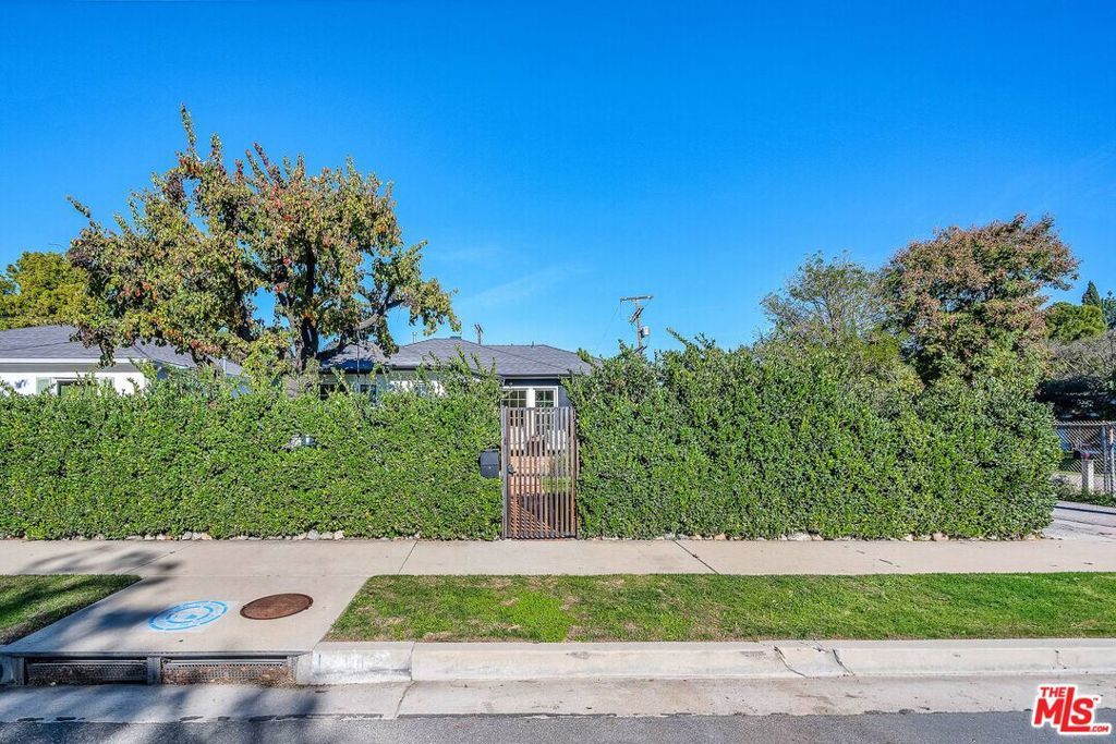 Photo of 16645 Magnolia Boulevard, Encino, CA 91436 (MLS # 26637347)