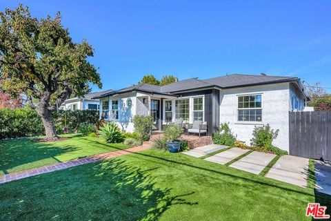 Photo of 16645 Magnolia Boulevard, Encino, CA 91436 (MLS # 26637347)