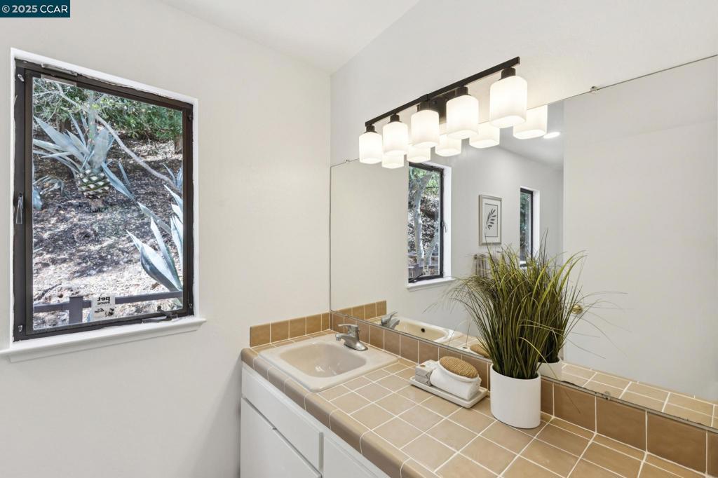 COUNTRY CLB AREA - Residential