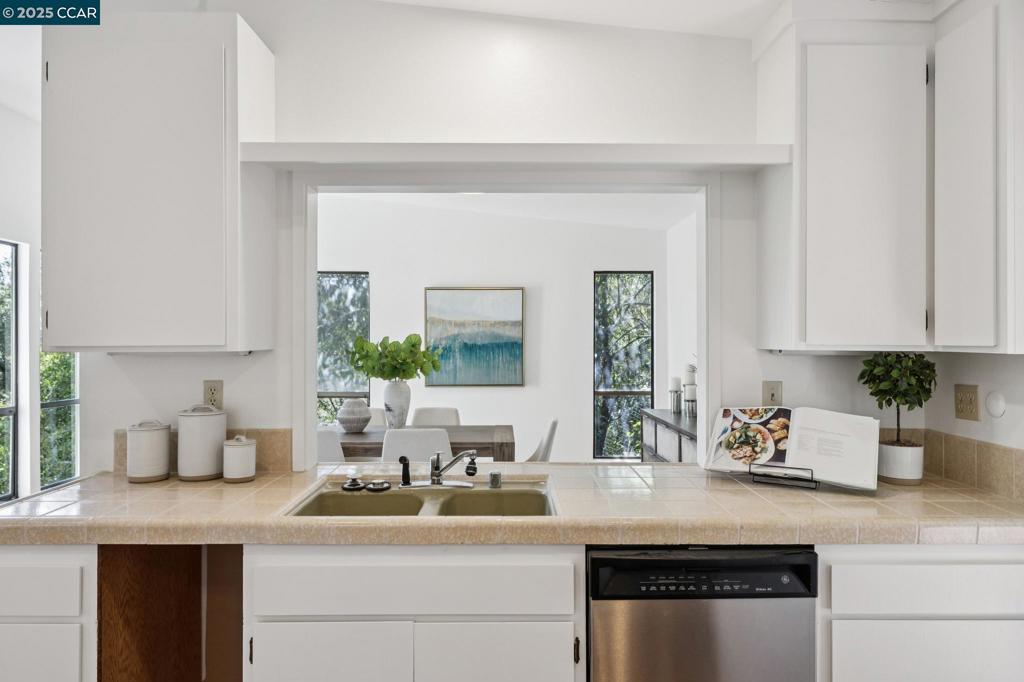 COUNTRY CLB AREA - Residential