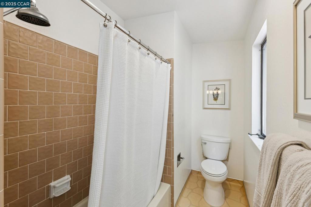 COUNTRY CLB AREA - Residential